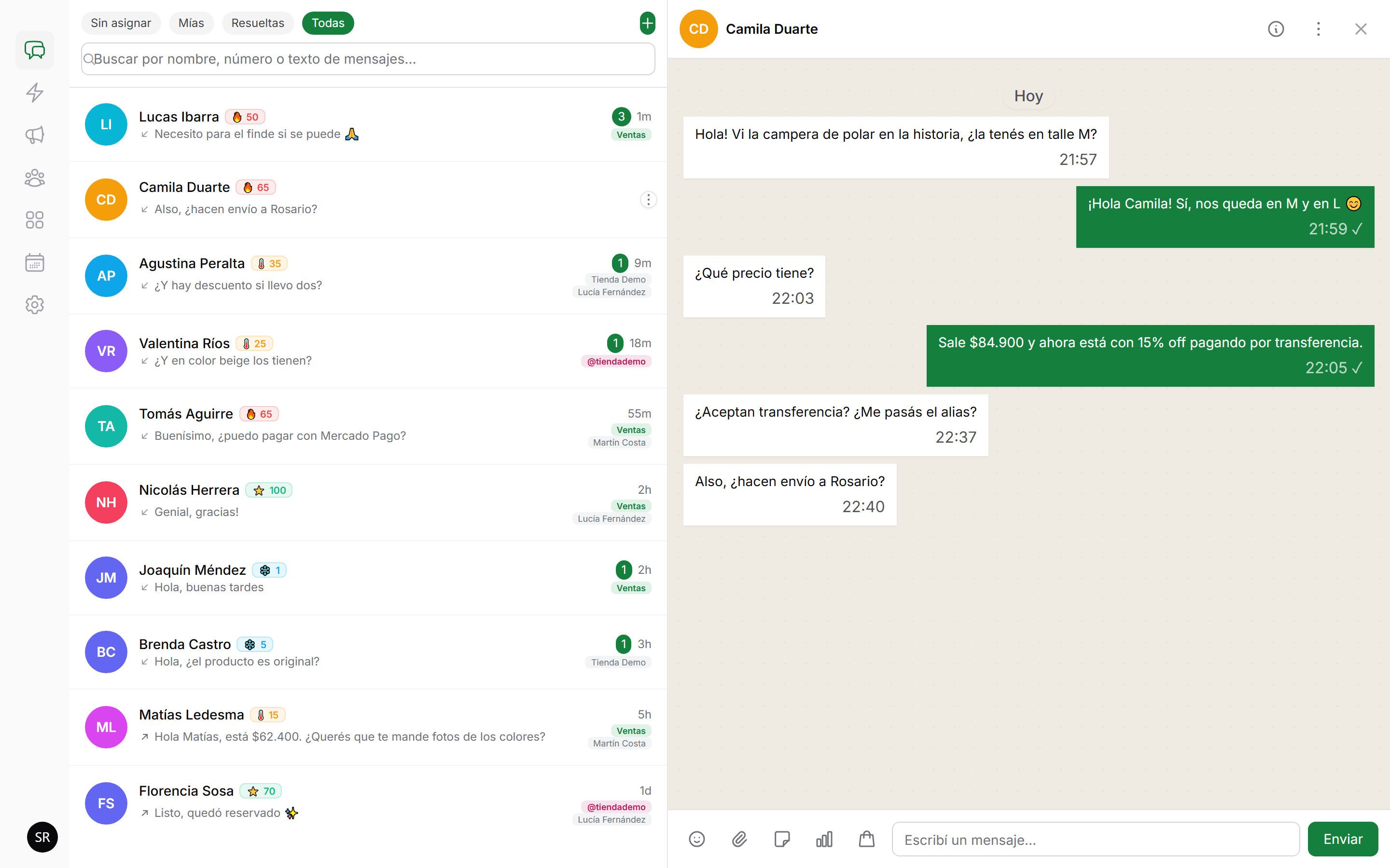 Bandeja de ClientelaHub con una conversación de WhatsApp abierta